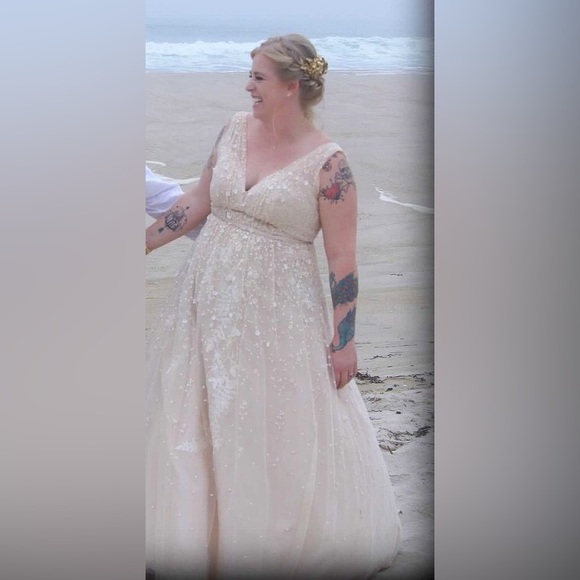 👀 Beautiful size 16 champagne Melissa Sweet wedding dress. Perfect condition!! - Picture 2 of 5